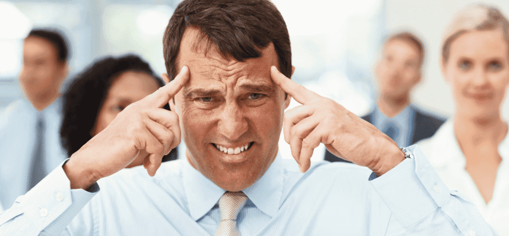 Imagem de um executivo de camisa branca com muitas preocupações sobre o contrato social