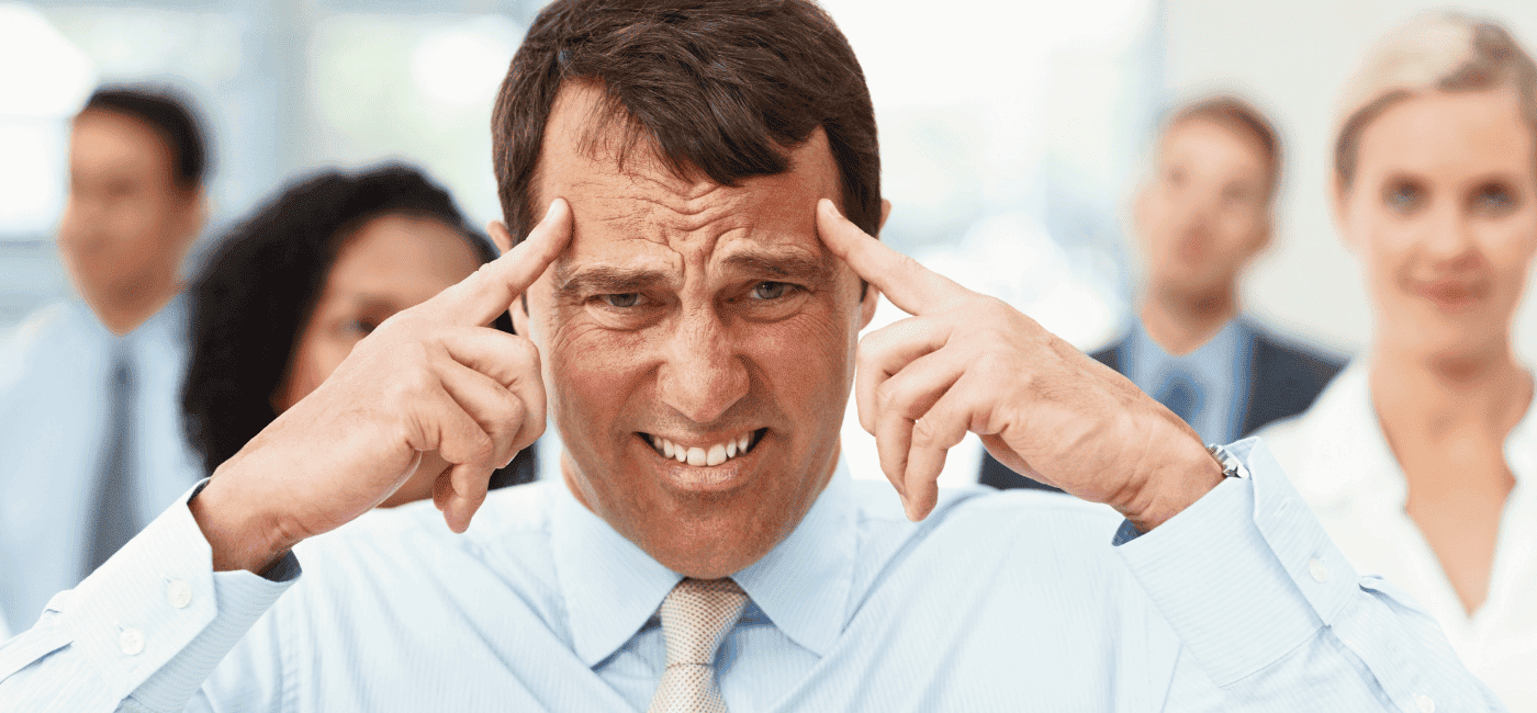 Imagem de um executivo de camisa branca com muitas preocupações sobre o contrato social