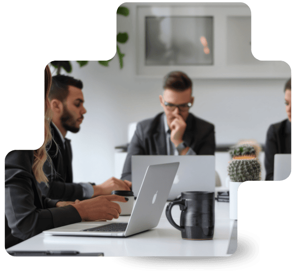 Imagem com pessoas em uma mesa de reunião no RH - Departamento Pessoal