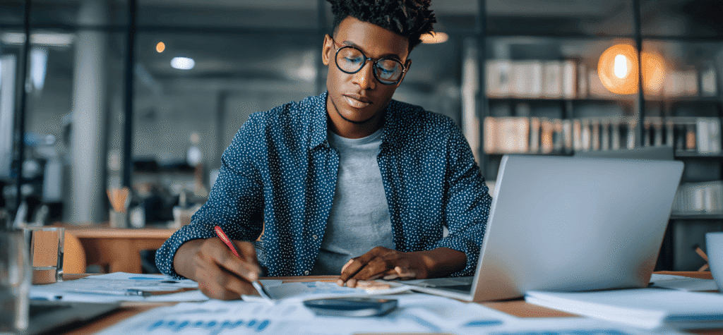 BPO Financeiro: A solução para empresários que não têm tempo para planilhas 3 Empresario visualizando muitas planilhas e seu notebook - BPO Financeiro: A solução para empresário