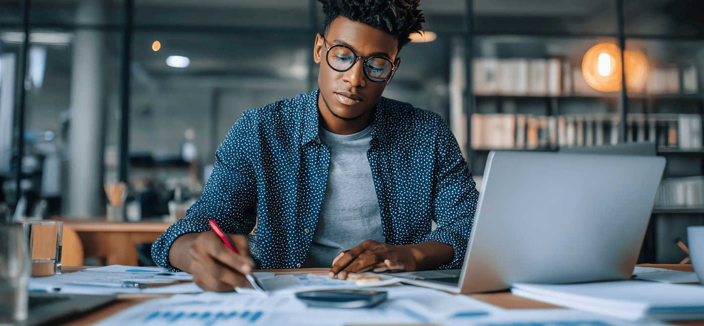 Empresario visualizando muitas planilhas e seu notebook - BPO Financeiro: A solução para empresário
