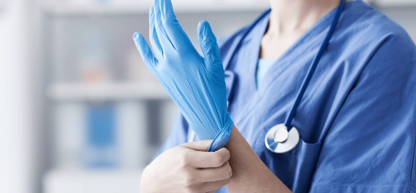 Imagem de um médico colocando uma luva azul